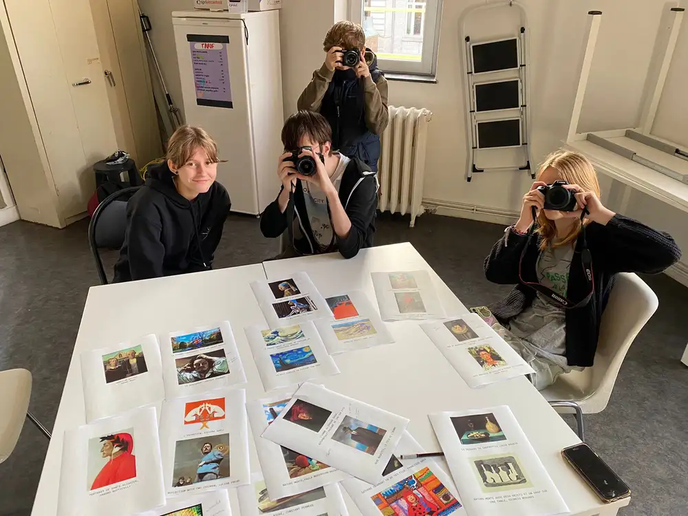 Groupe de personnes prenant des photos
