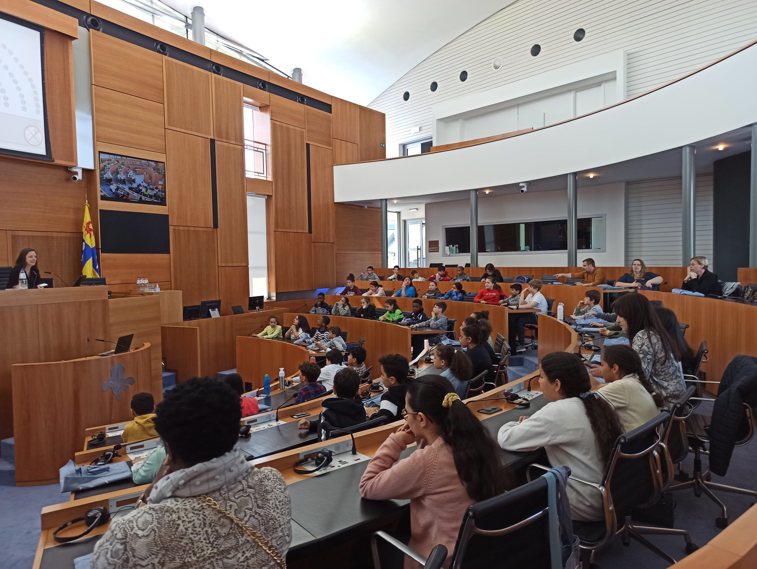 Groupe d'enfants dans un hémicycle Débat jeunes citoyens