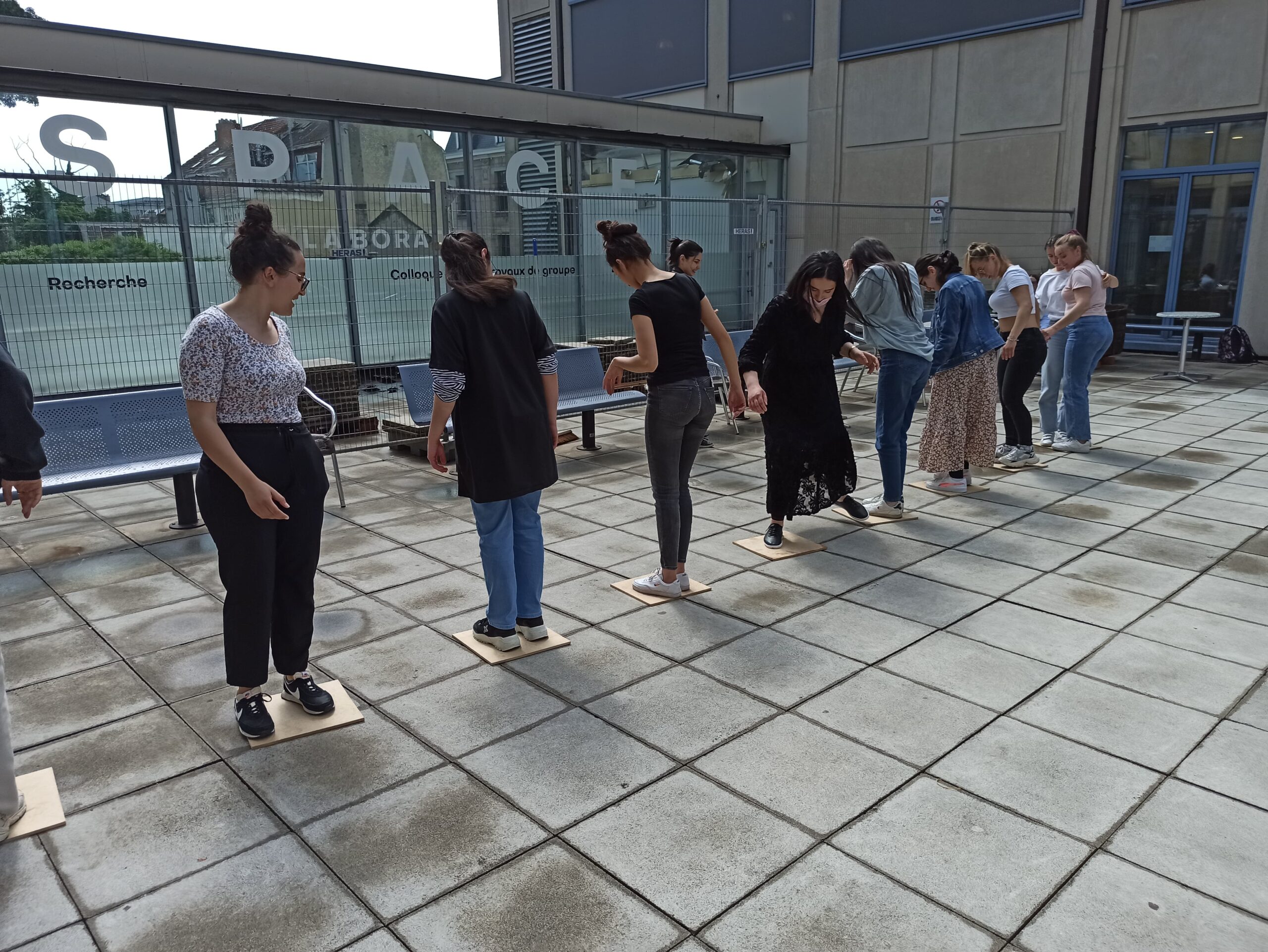 Groupe d'adolescent jouant dehors