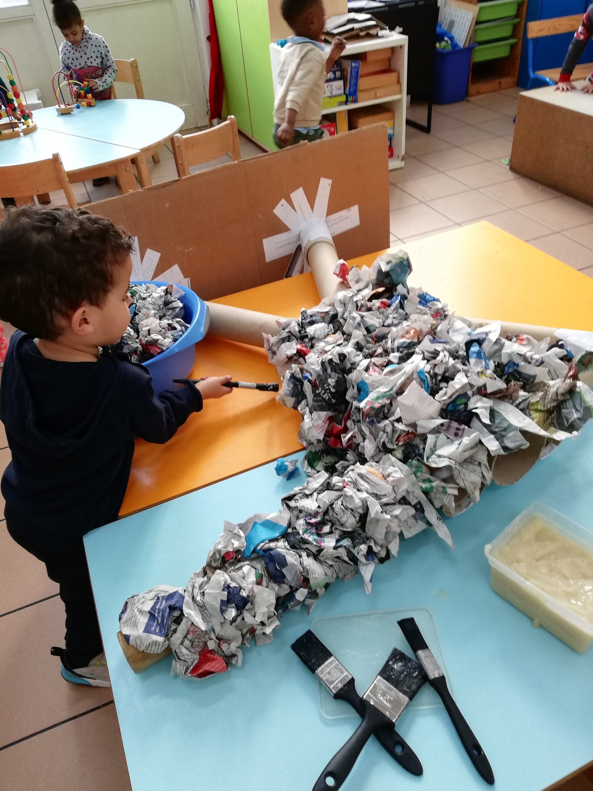 Enfant faisant une sculpture
